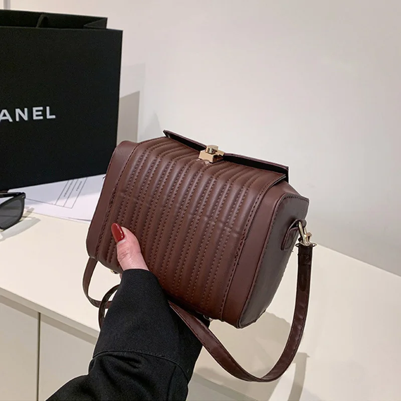 

Retro Shoulder Bag in The Spring of 2023 The Version of Fashionable Western-style Leisure Slung Portable Box Small Square Bag