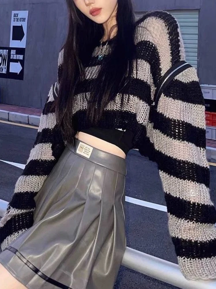 Женский укороченный свитер в готическом стиле полоску |
