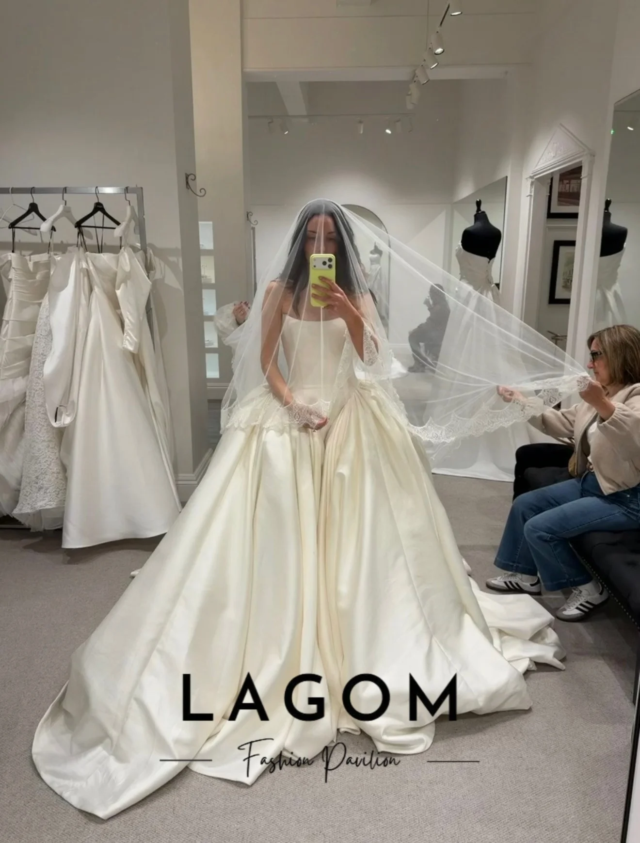 Фото Свадебное платье Lagom из атласа, бальное, в пол, с шлейфом, элегантное, без бретелек, с корсетом, винтажное, новое, на заказ №1