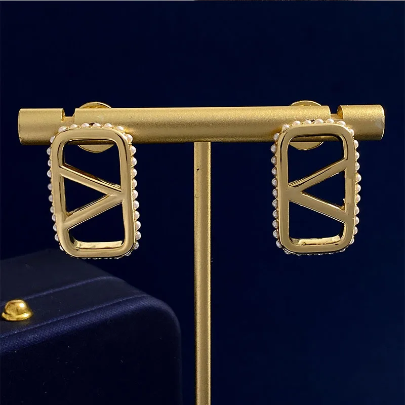 

Модные серьги с буквенным краем, набор с жемчугом, индивидуальный металлический стиль, Индивидуальные ювелирные изделия