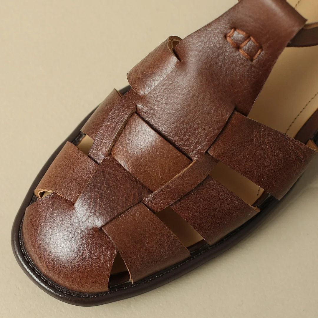 Женские плетеные сандалии на плоской подошве с узким ремешком и круглым носком