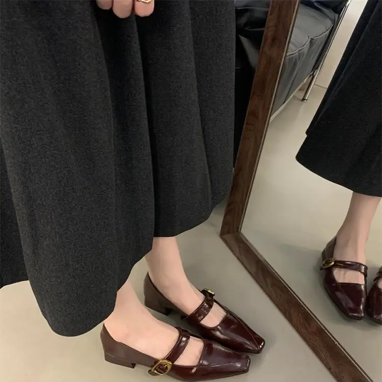 Туфли женские на плоской подошве с неглубоким носком и квадратным оксфорды