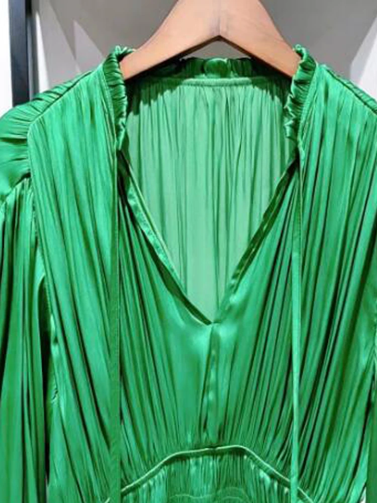 Женское атласное платье средней длины зеленое с V-образным вырезом и длинным