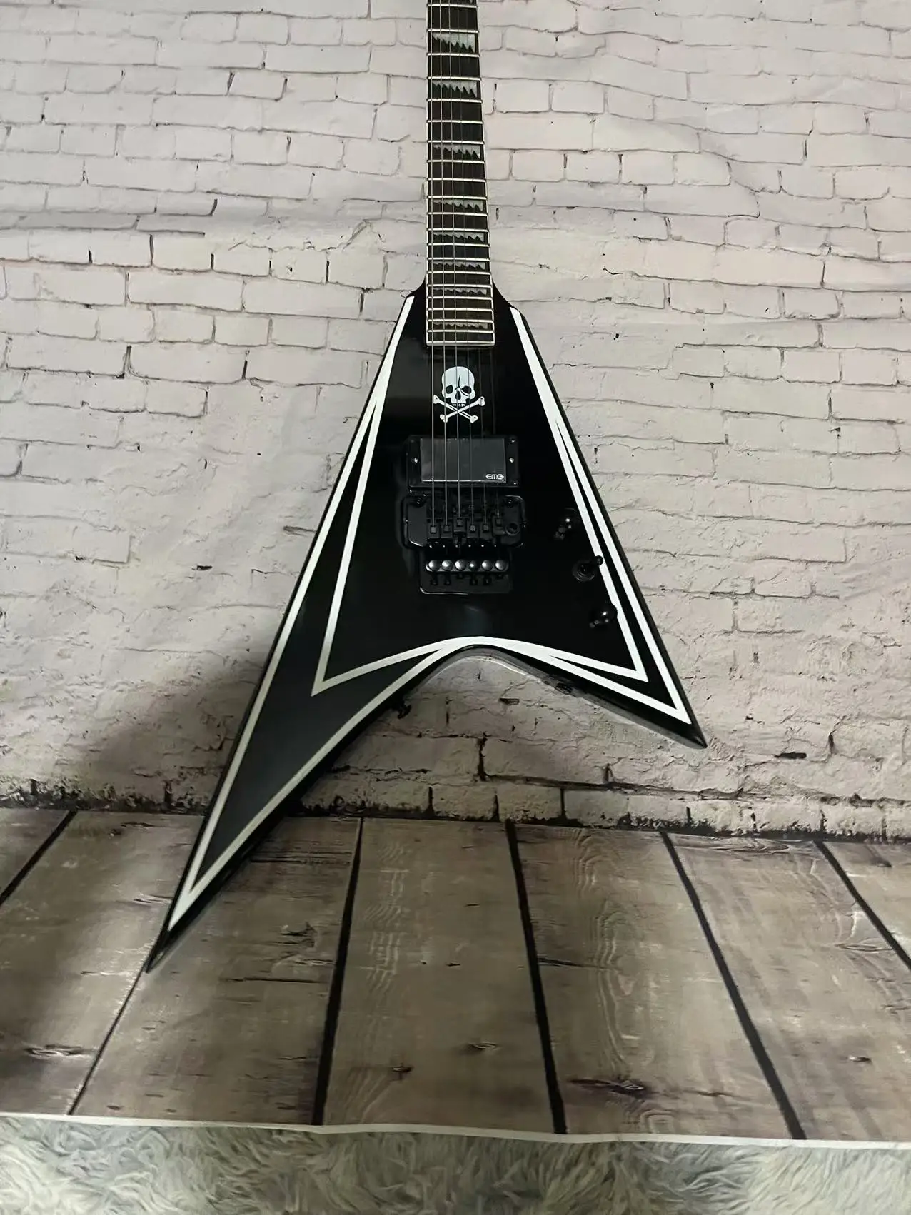 Электрогитара 6-канальная электрогитара в стиле Alien черный корпус с белыми