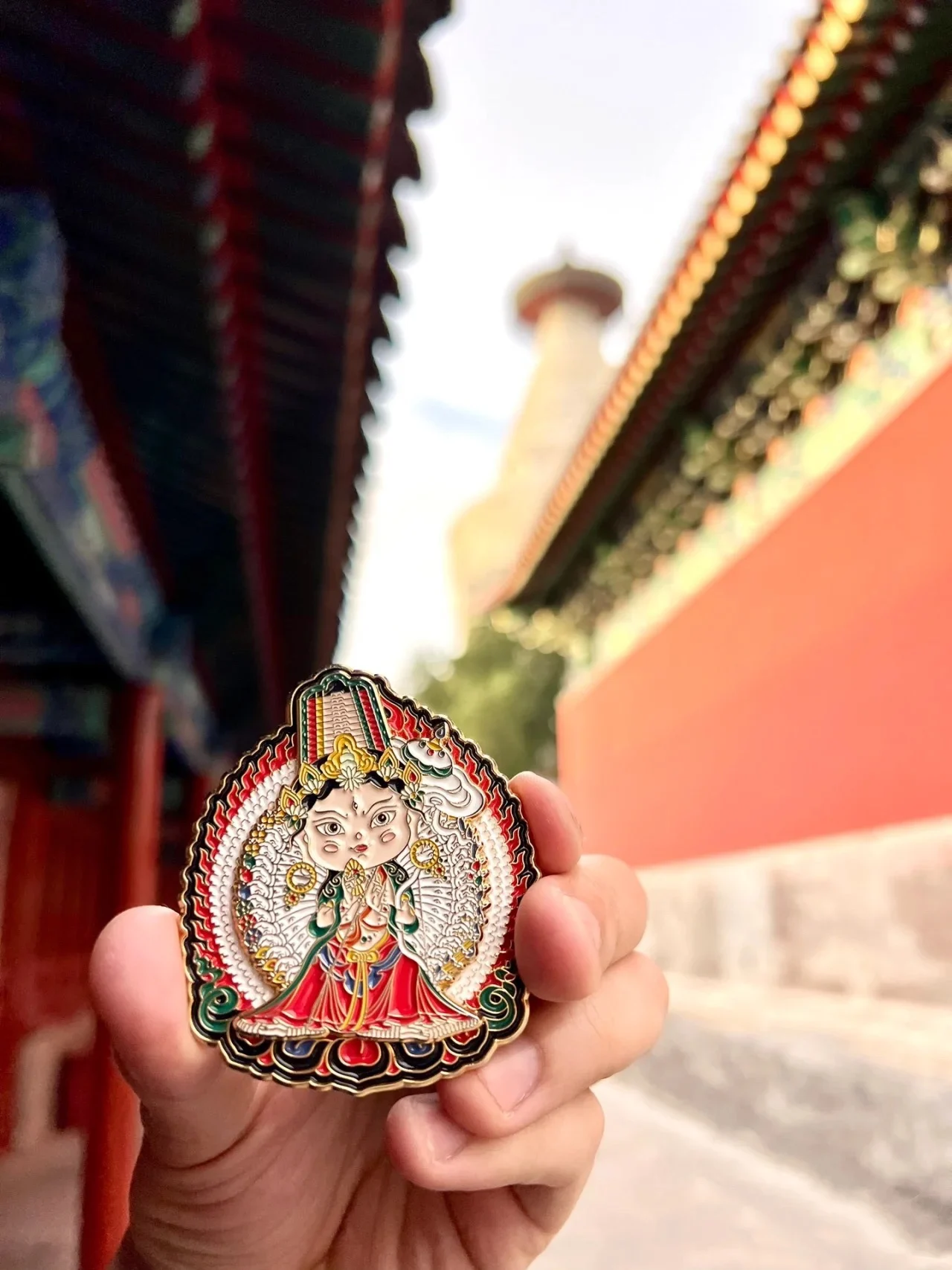 Наклейка на холодильник с золотой крылатой птицей большой черный нос слона