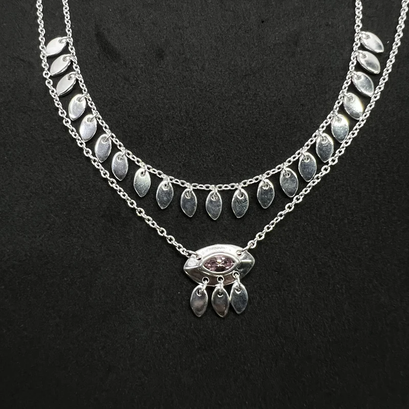 

Женское ожерелье из серебра с подвеской из натурального красного камня