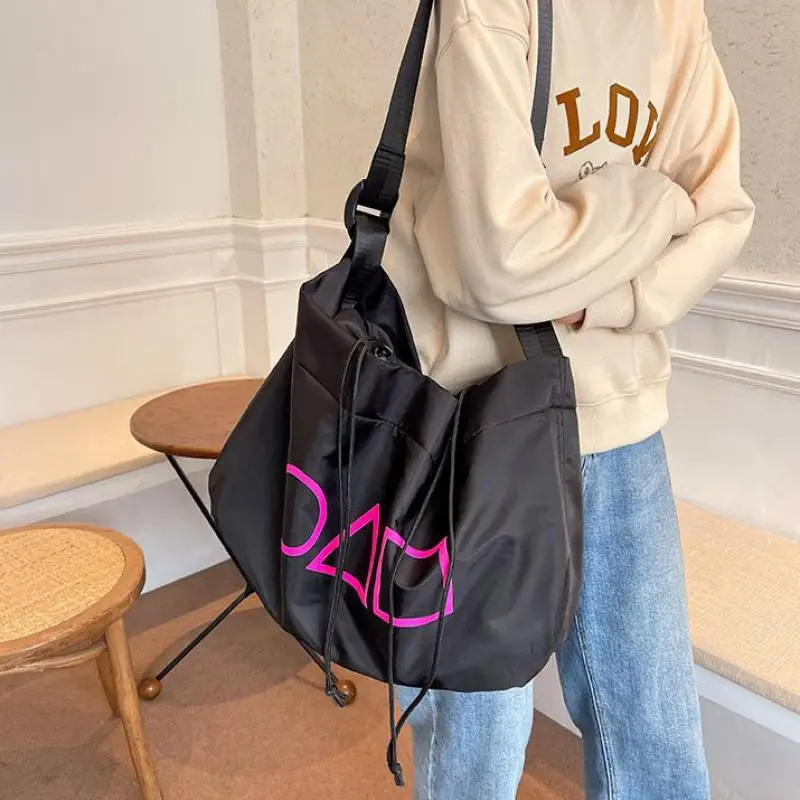 

Дизайнерская сумка-тоут на плечо для женщин, модная повседневная простая Вместительная женская сумочка, однотонные сумки через плечо для м...