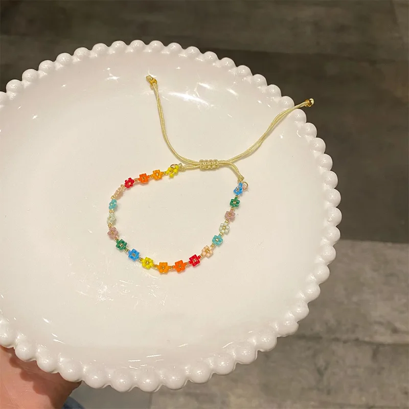 Женский браслет с бусинами и жемчугом летняя бижутерия