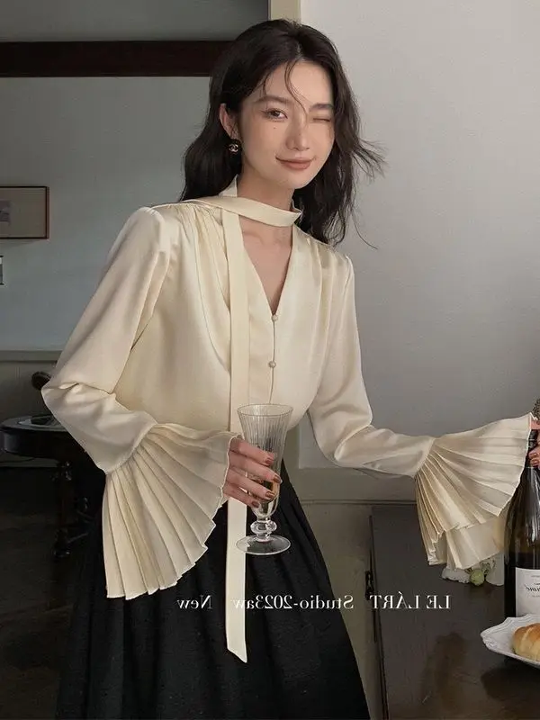 Нежная женская рубашка с лентой и рукавами-аккордеонами ранняя весна новый