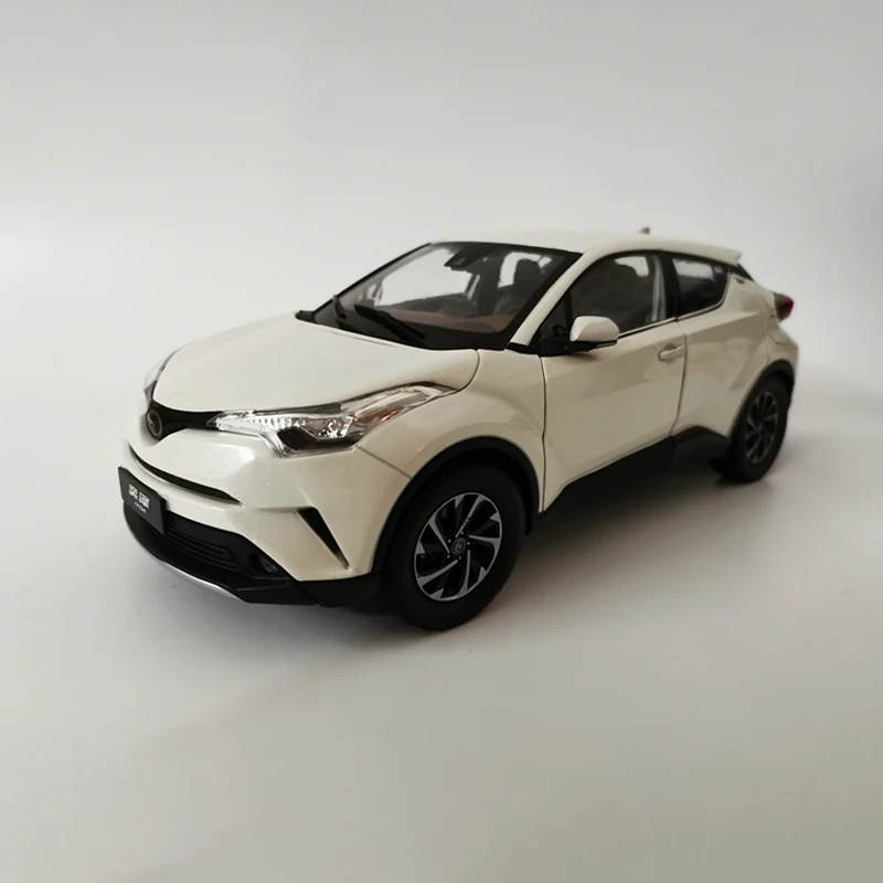 Коллекция моделей автомобилей из сплава IZOA в масштабе 1:18