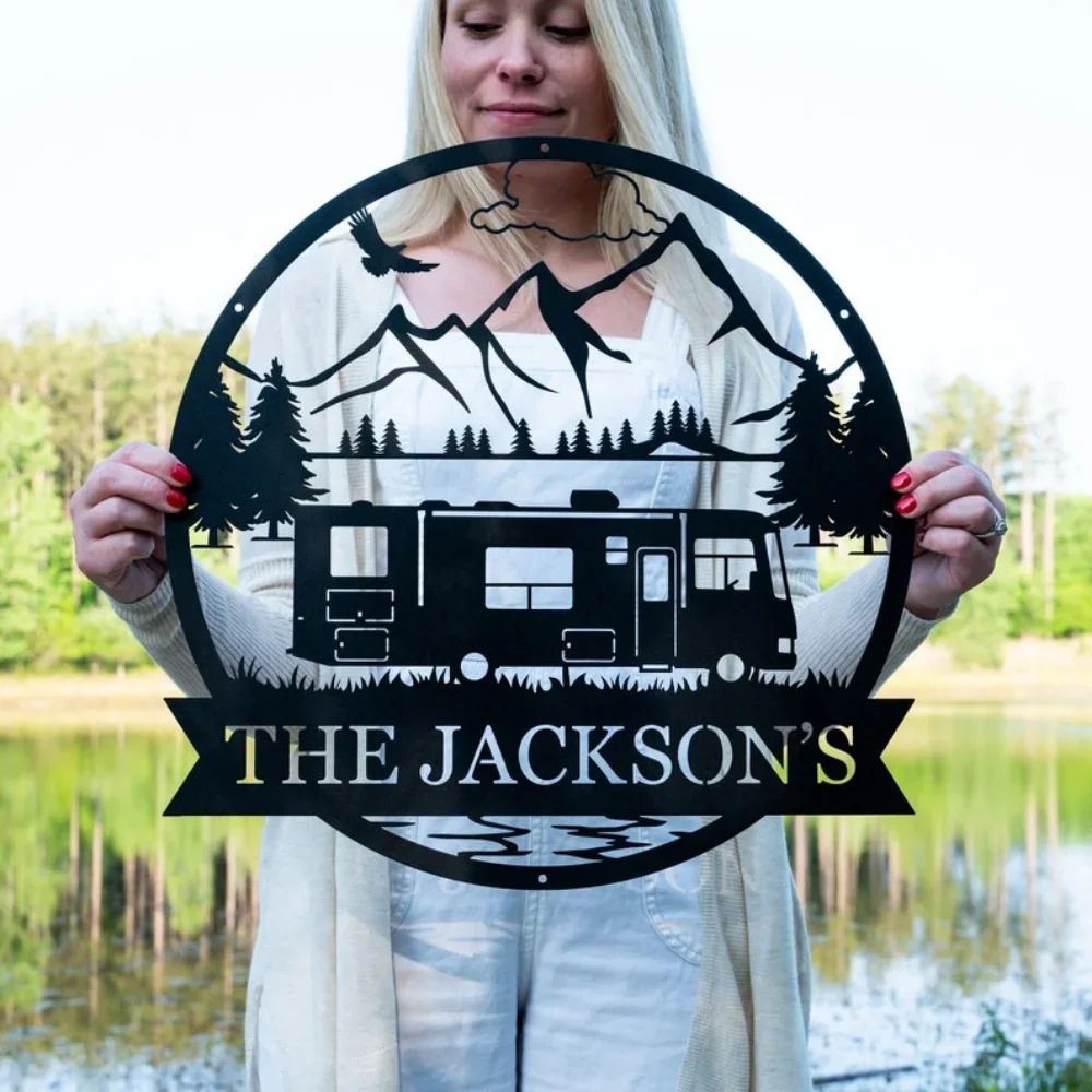 Изготовленный на заказ знак для дома колесах металлический кемпинга открытом