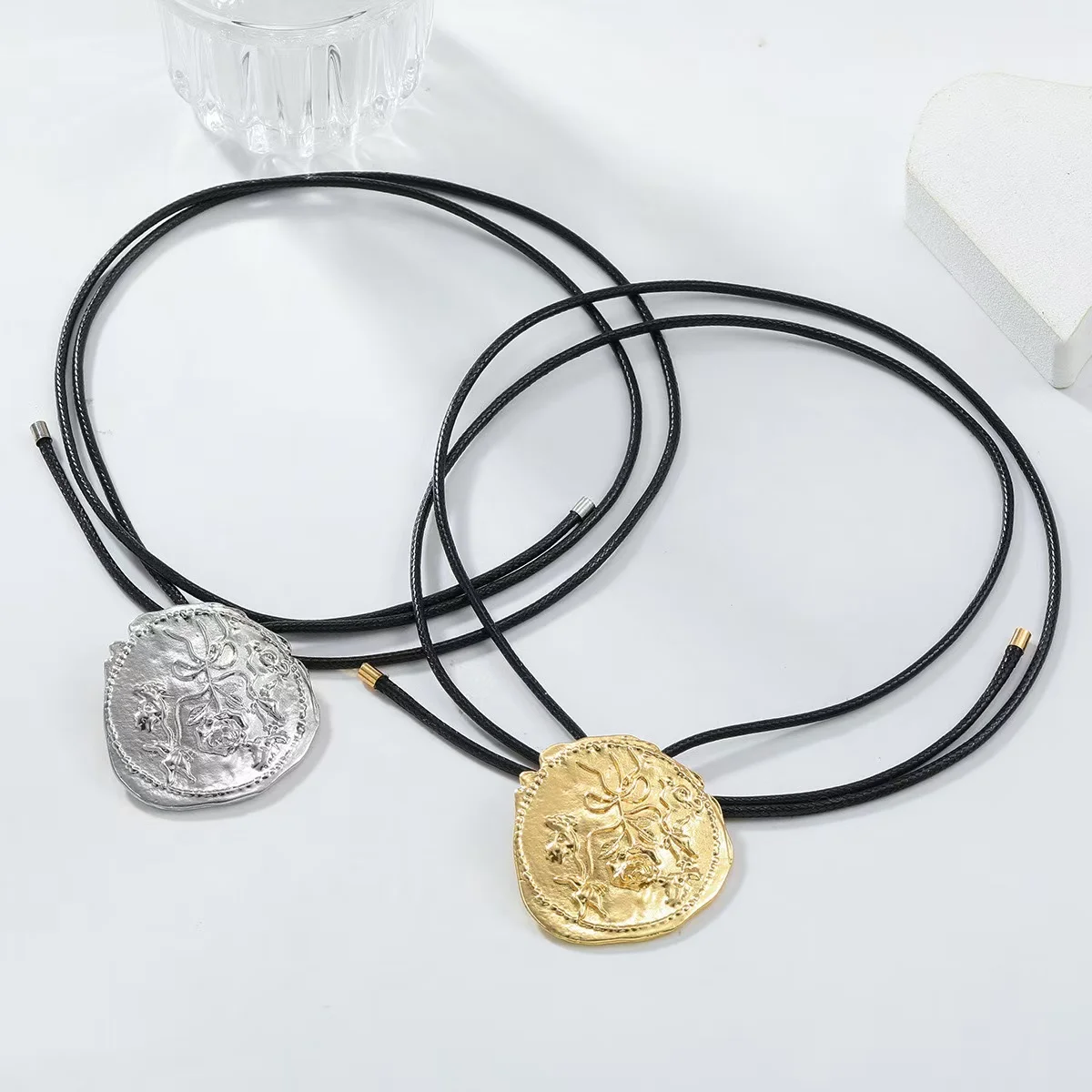 Металлическое круглое ожерелье с розой