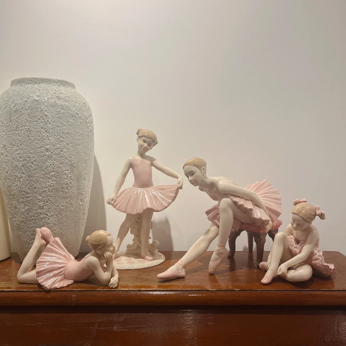 

Красивая Фарфоровая балетная фигурка, керамическая балерина, миниатюрное украшение для комнаты, подарок на день рождения, сувенирное украшение, отделка