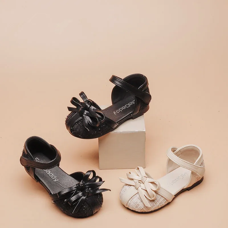 

Новинка лета 2022, сандалии для девочек среднего и маленького возраста, корейские универсальные туфли принцессы с бантом, обувь на плоской по...