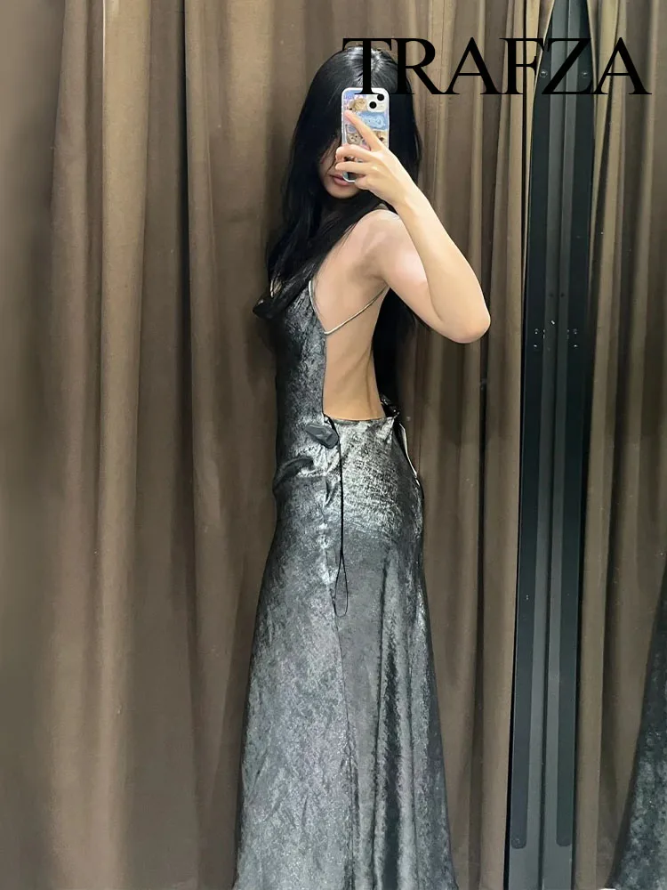 Женское атласное платье на бретельках с открытой спиной без рукавов