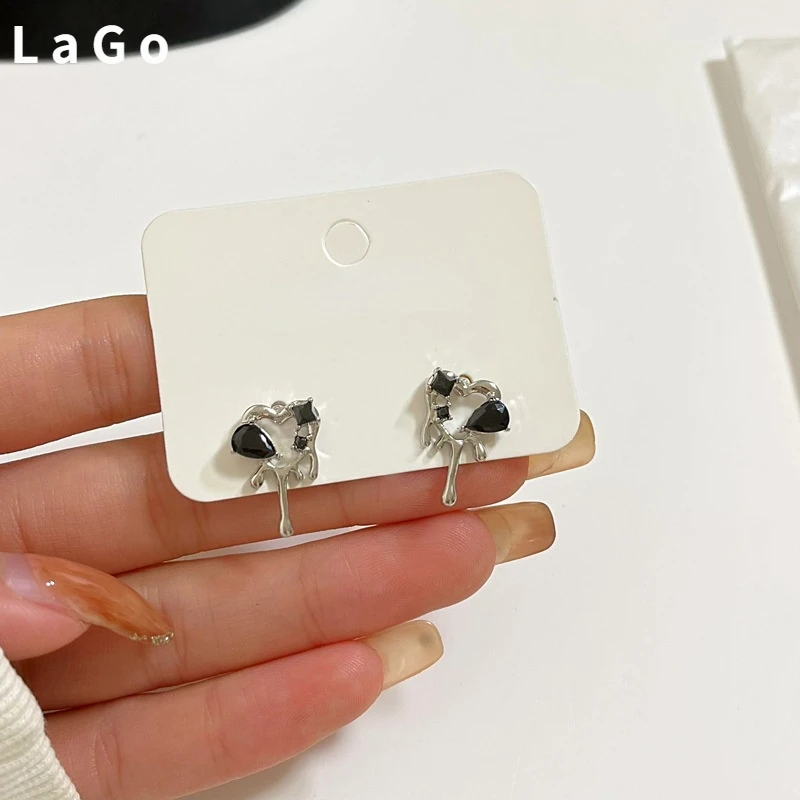 

Modern Jewelry S925 needle Geometric Heart Earrings 2022 New Trend Metal Silvery Plated Black Crystal Earrings For Girl Gifts