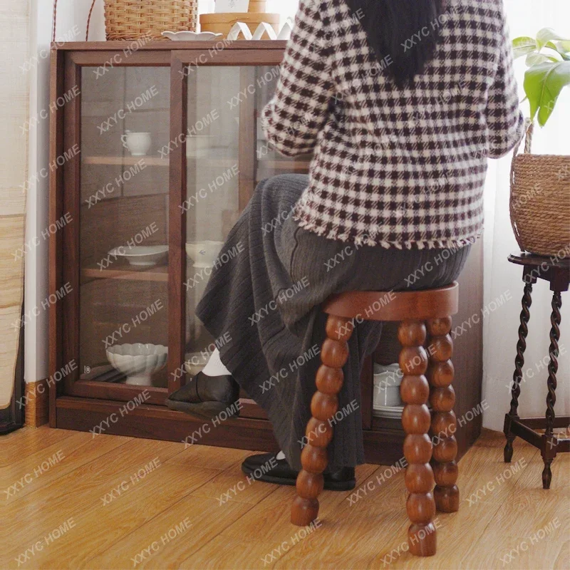 Низкий антикварный приставной столик из цельного дерева во французском стиле