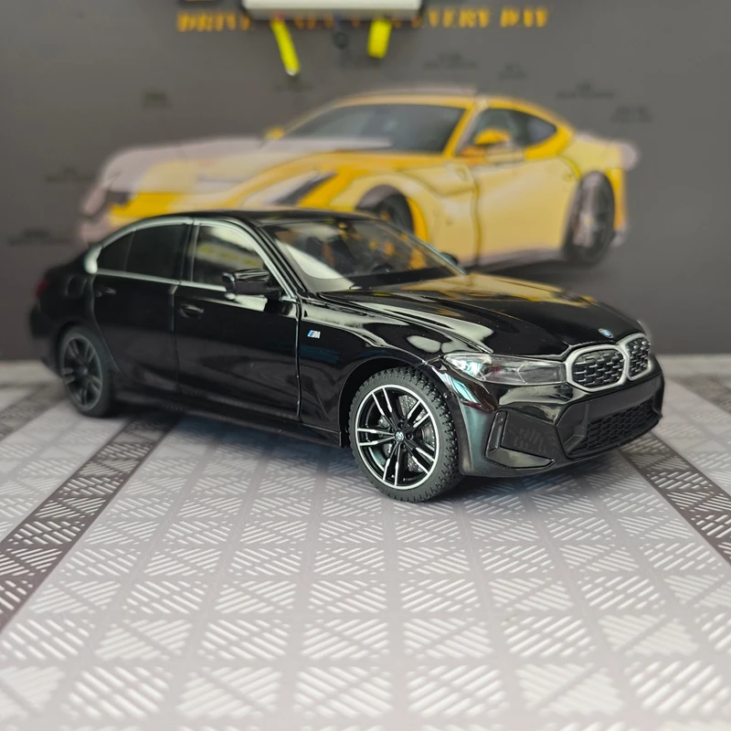 Фото Модель автомобиля BMW 325li из сплава, масштаб 1/24, с открывающимися дверями с обеих сторон, а также с открывающимися передним капотом и дверцей багажника. №3