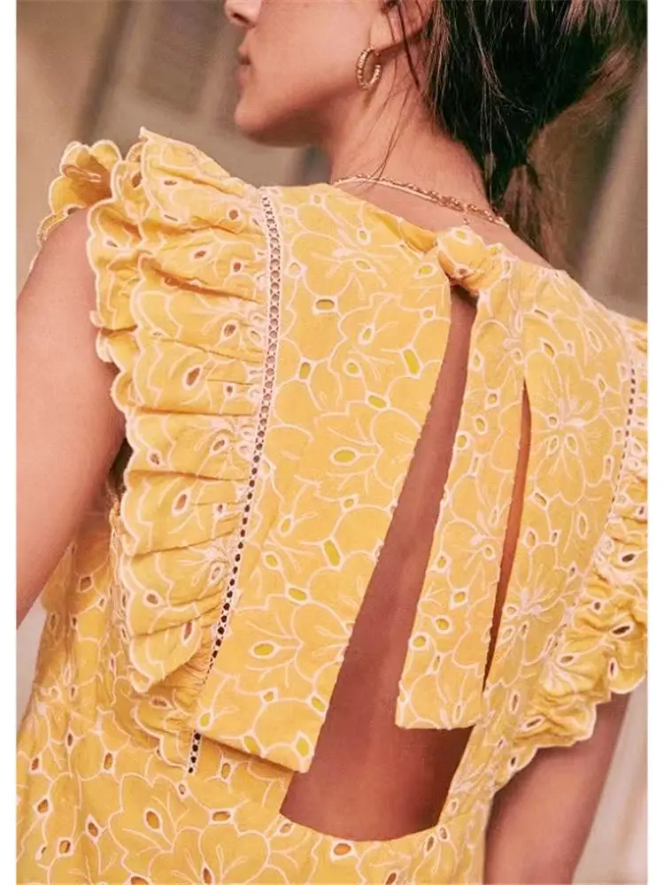 Женское платье-мини с цветочной вышивкой открытой спиной и воланом - купить по