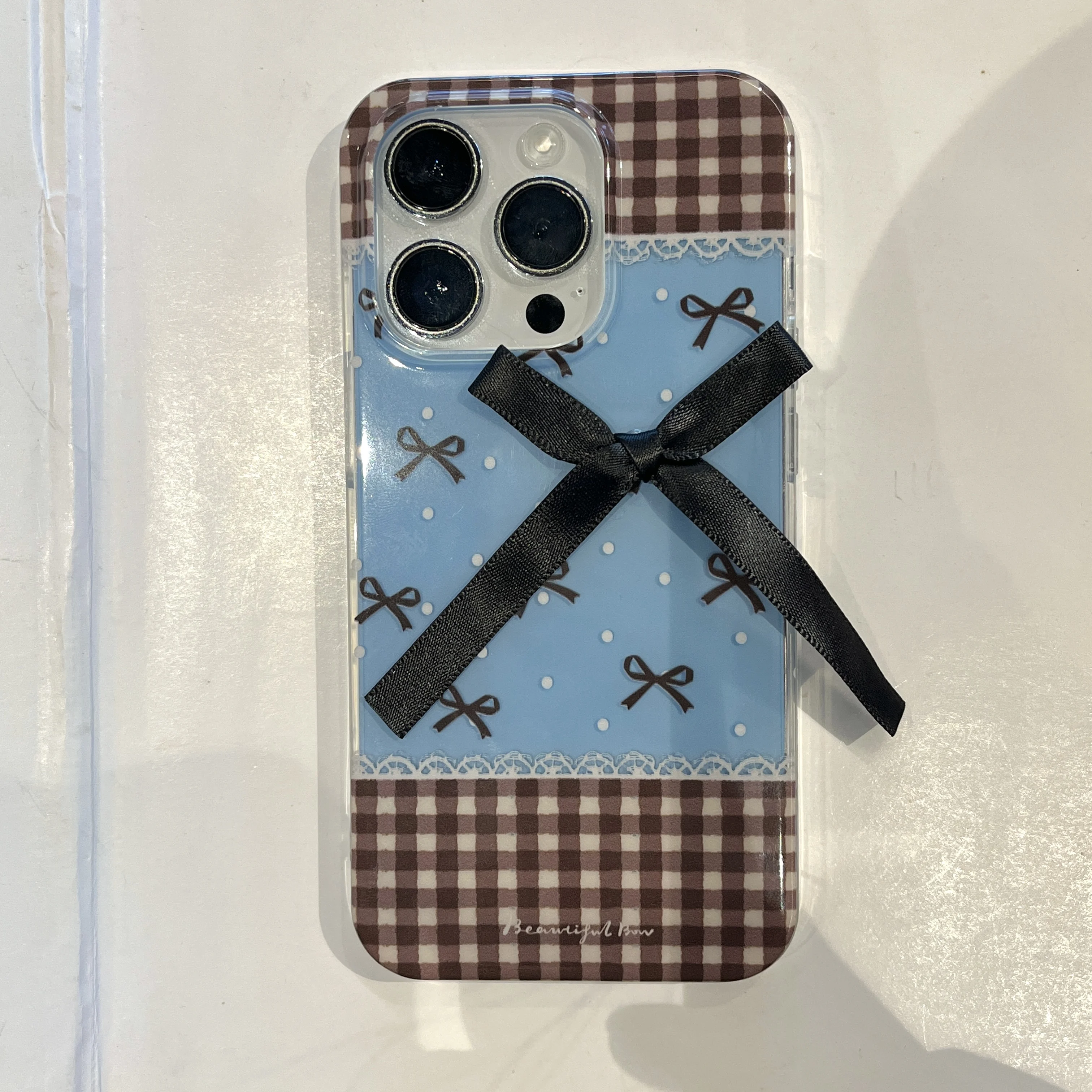 Винтажный чехол INS Blue Checker с черной лентой и бантом для iPhone 16 15 14 13 Pro Max задняя