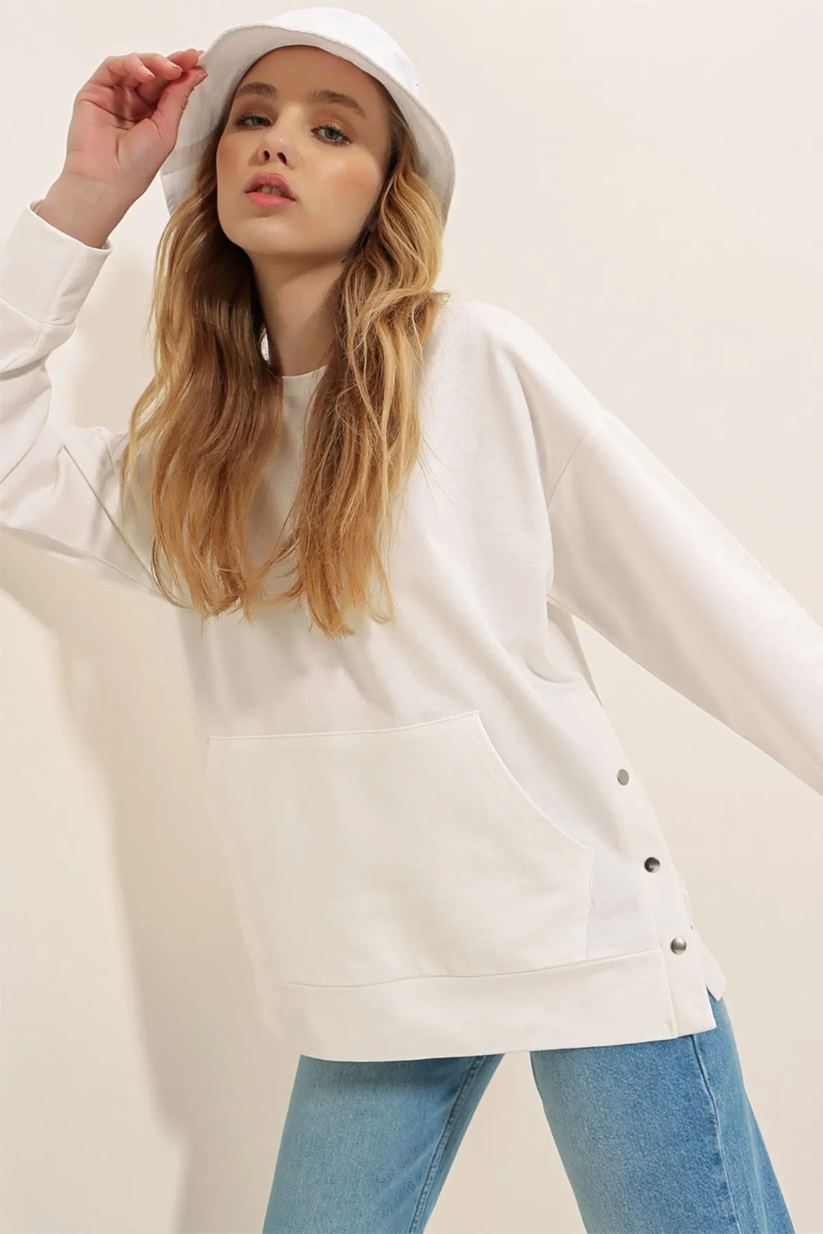 

Женский свитшот с круглым вырезом и карманом кенгуру