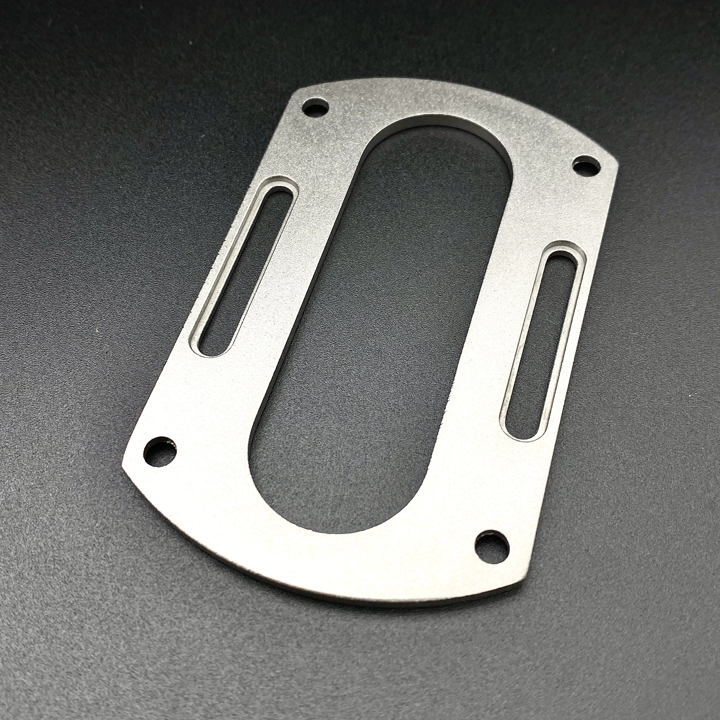 Стальная пластина с отверстием для винтов 4 мм