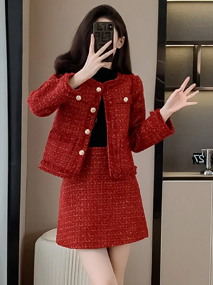 

Женский комплект из двух предметов: куртка и короткая юбка