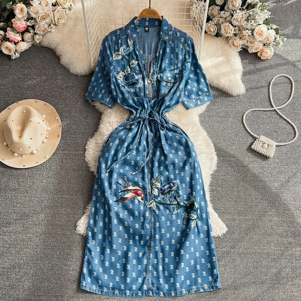 

Женское облегающее длинное джинсовое платье с коротким рукавом, V-образным вырезом и принтом