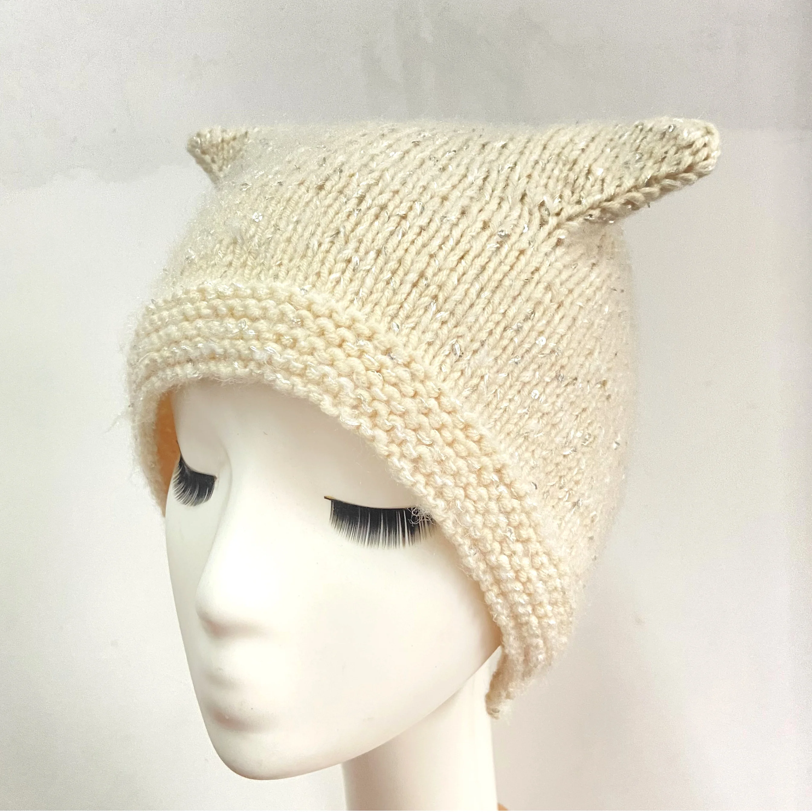Женская забавная теплая вязаная зимняя однотонная бежевая шапка в виде кошки с