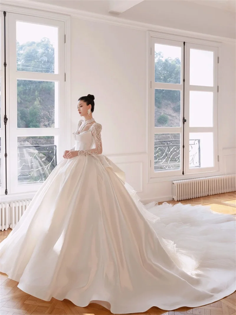 Элегантное атласное свадебное платье