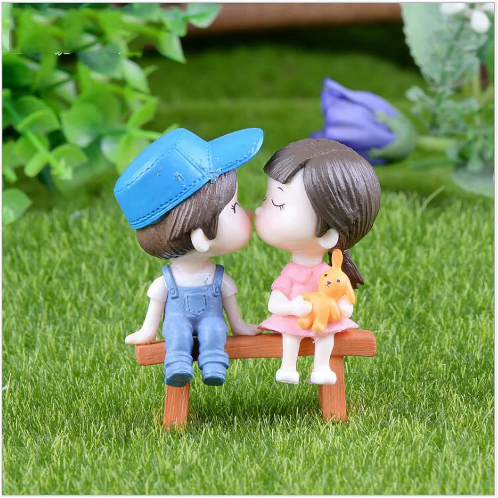 Купи 1set Cartoon Lovely Couple Chair Resin Figurines Miniatures Fairy Garden Home Decor Desk Garden Decorative Craft за 70 рублей в магазине AliExpress
