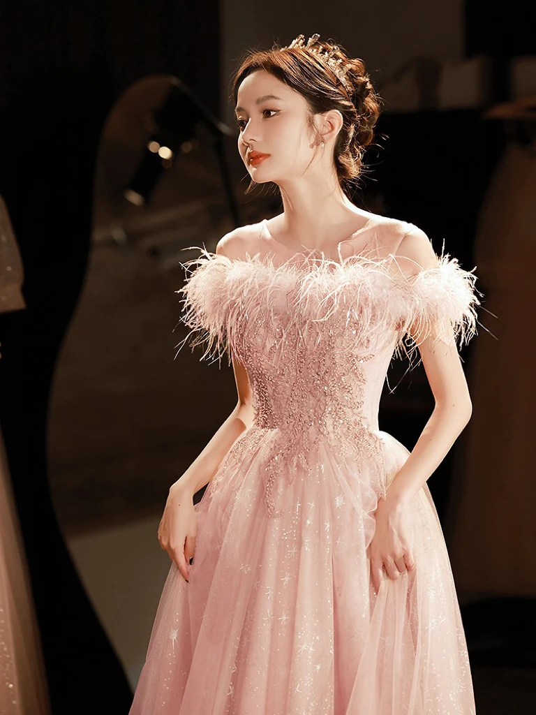 

Graceful Pink Prom Dress Appliques Off Shoulder Feather Beading Sequin Illusion O Neck Long Graduation Zipper Evening Party Gown