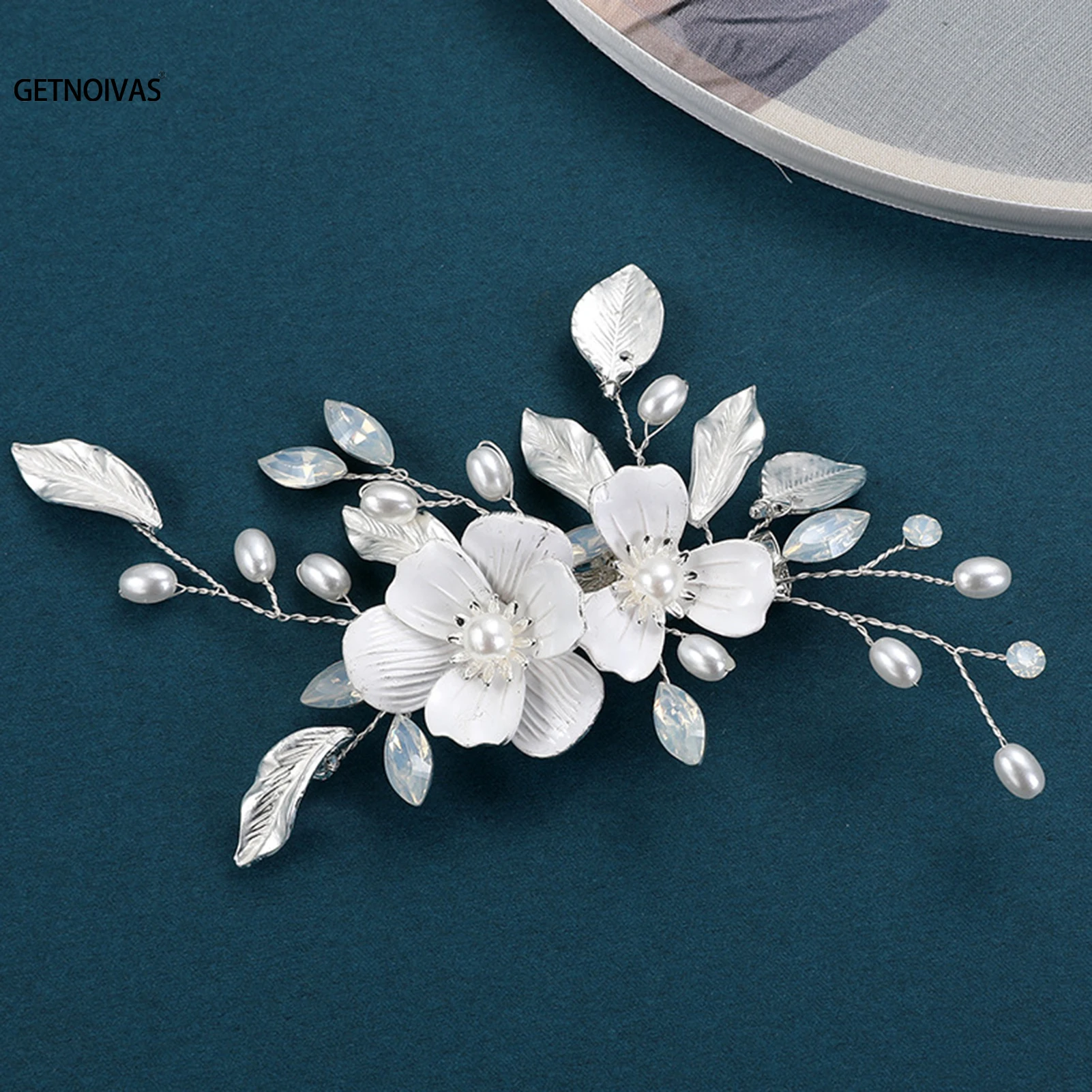 Свадебные заколки для волос с белыми цветами и кристаллами и жемчугом, свадебные украшения для волос, аксессуары ручной работы, украшения для волос, головные уборы