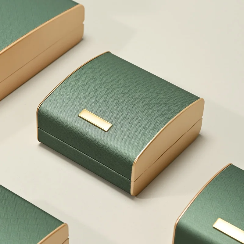 Подарочная коробка из искусственной кожи