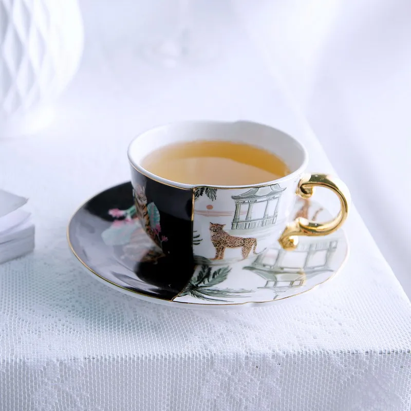 

Европейский Золотой стиль, роскошная чашка и блюдце в стиле ретро, Индивидуальный Забавный кофейный набор, белая керамическая чашка для пос...