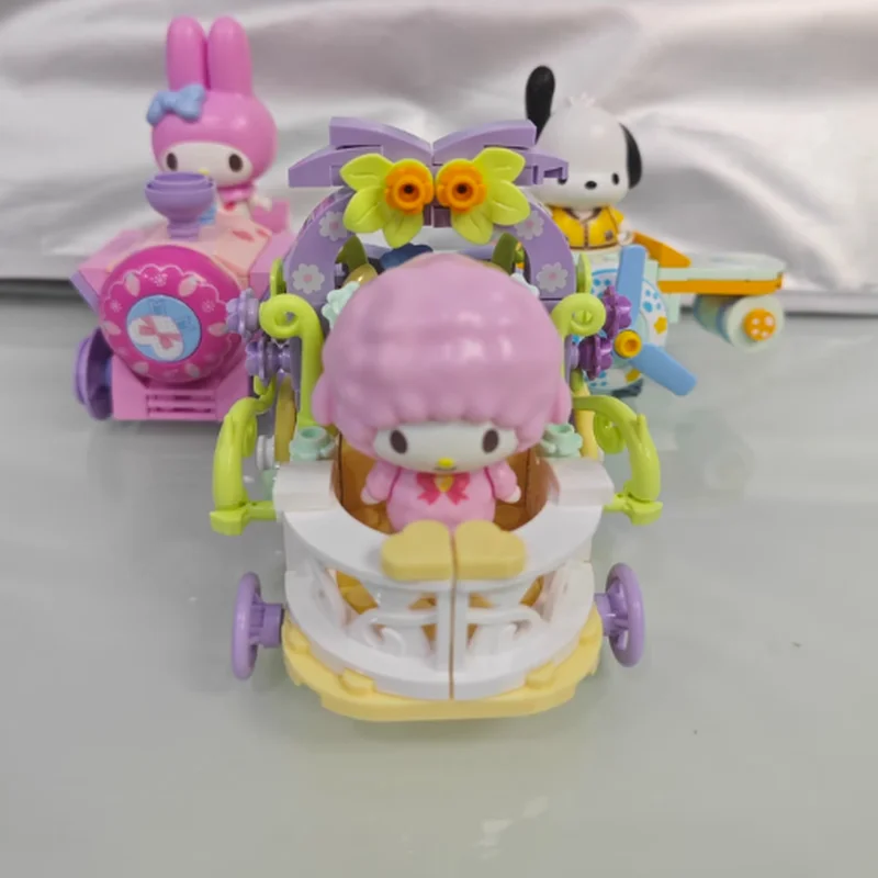 Фото Sanrio Cute Kuromi, строительный блок, игрушечный автомобиль, собранная модель автомобиля из маленького флота, настольное украшение для девочек, праздничный подарок №3