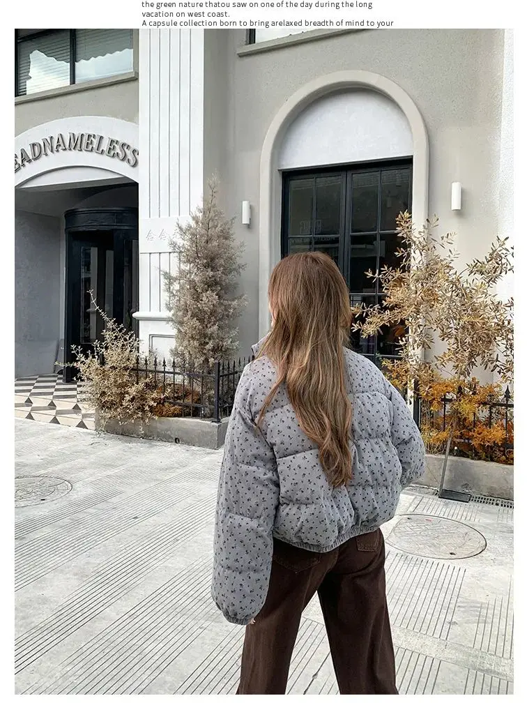 Женская куртка с небольшим цветочным принтом зимняя короткая приталенная