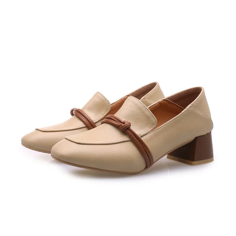 Женские туфли на толстом каблуке в стиле ретро