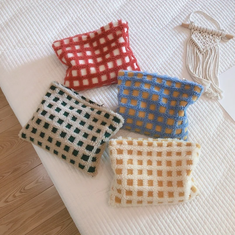 

1 Pc Women Soft Lambswool Cosmetic Bag Large Fur Plaid Makeup Bag Travel Beauty Case Storage Organizer Toiletry Kit