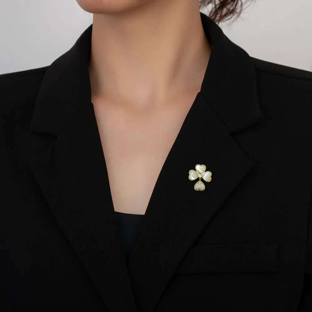 

Fashionable High-end Suit Coat Heart Clover Brooches Pin Shell Four-leaf Clover Brooch For Women Accessories