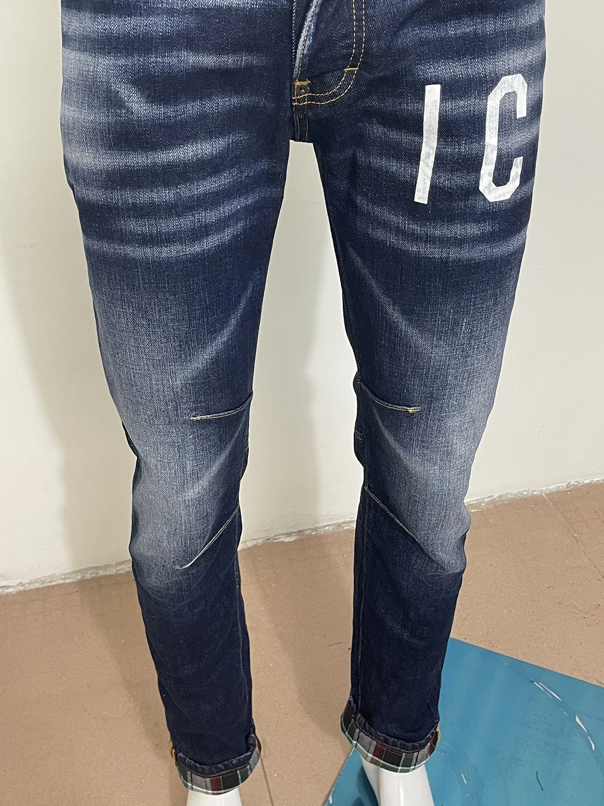 Spring/Summer 2023 new D2 fashion men wash and grind holes printing loose three-dimensional cut straight barrel blue jeans man