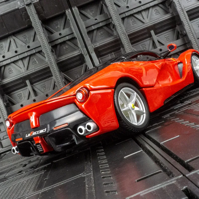 Фото Модель суперкара Ferrari от Bburago в масштабе 1:24, с открывающимся багажником, богатая деталями, тщательно изготовлена и отличается высоким качеством. №5
