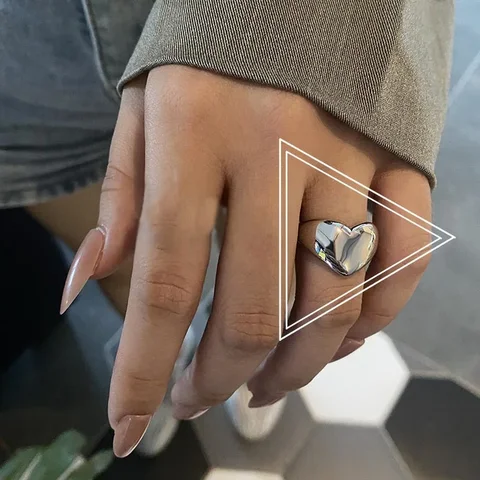 Золотое кольцо в форме сердца, с металлической текстурой