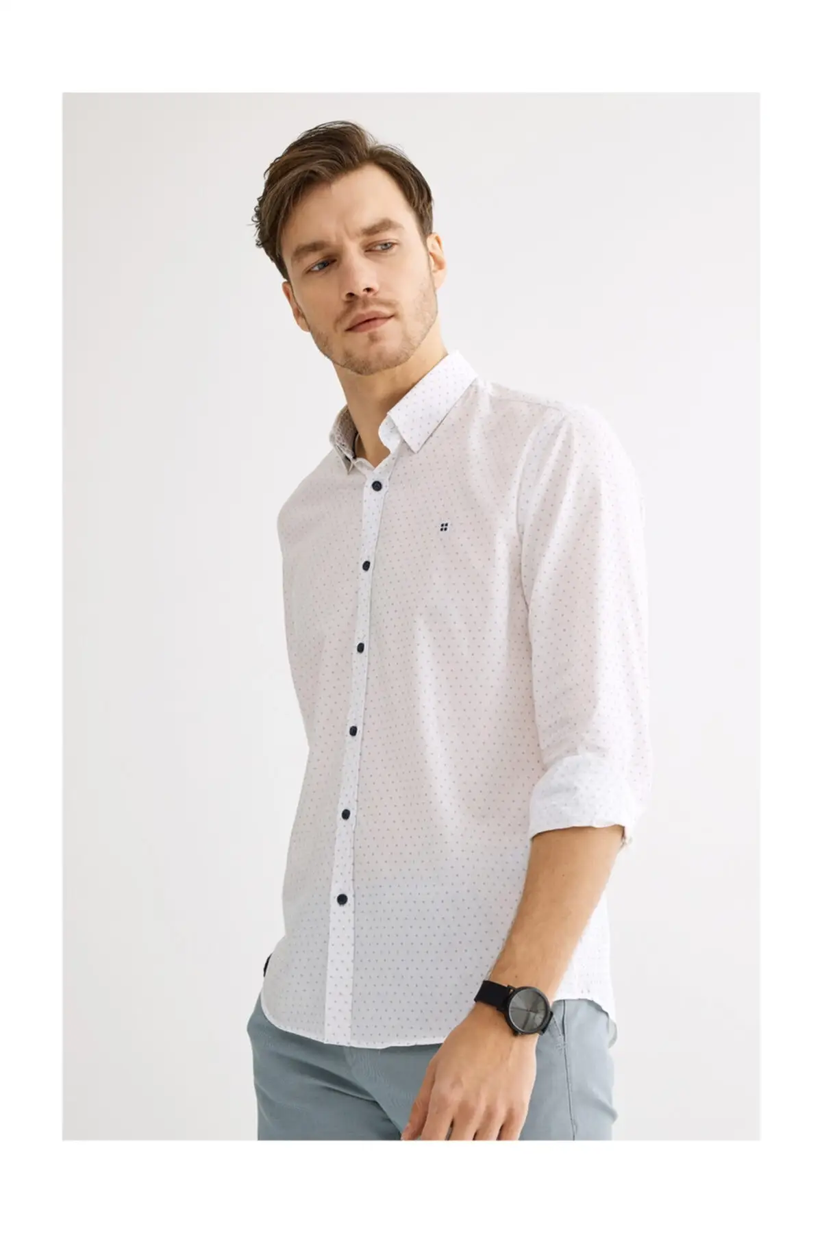 

Мужская приталенная рубашка с белым принтом