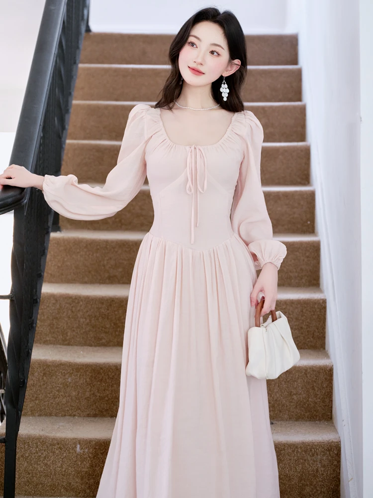 Милое розовое платье с французским вырезом нежный ветер осень 2024 новое длинное