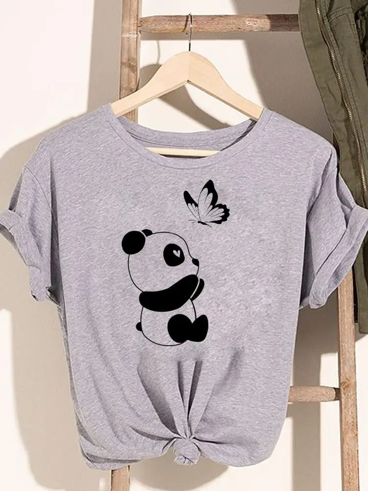 

Женская футболка в стиле 90-х с принтом панды и бабочки