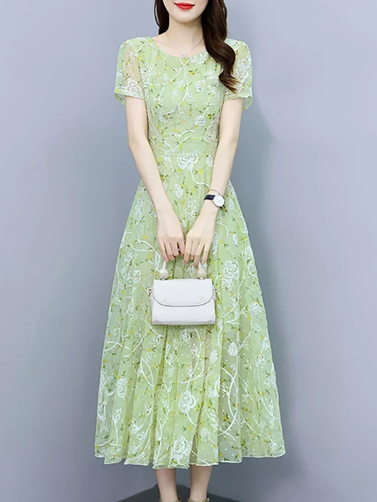 Женское летнее платье с цветочной вышивкой