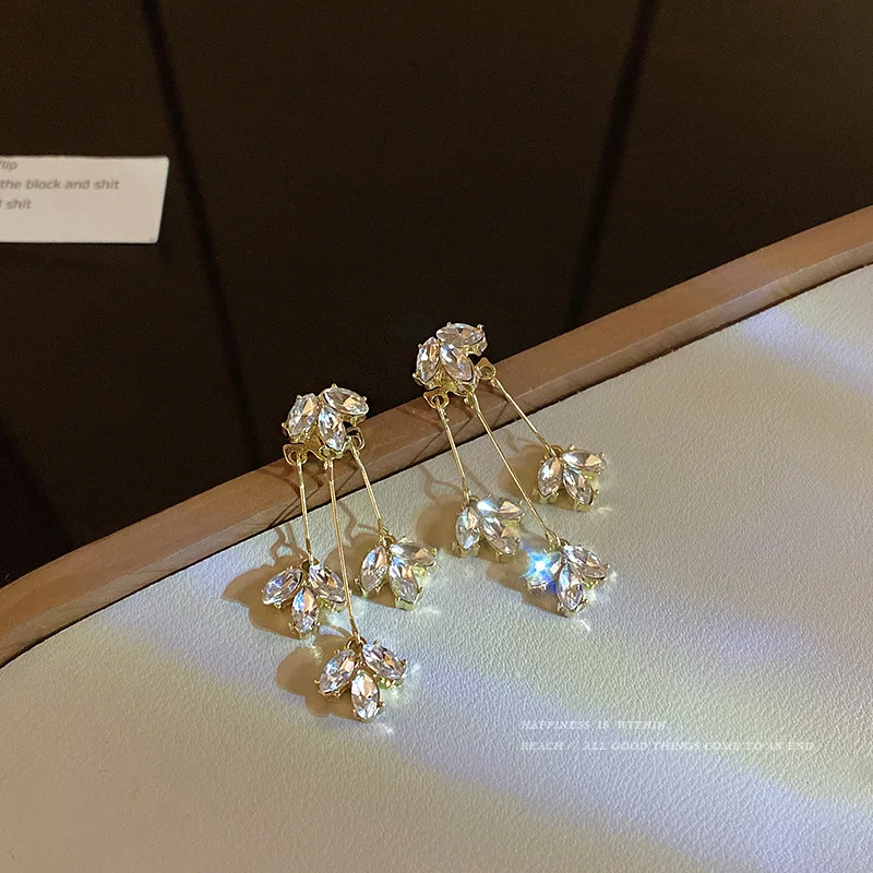 

French Vintage Sparkly Rhinestones Crystal Leaves Drop Earrings for Women Gold Color Metal Leaf Long Dangle Earrings Jewelry