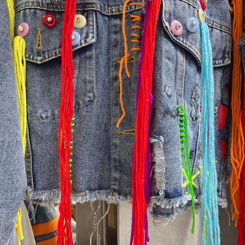 Уличная модная джинсовая куртка с заклепками и буквами граффити женская