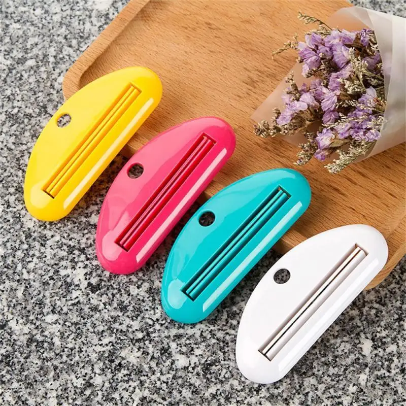 

1PC Plastic Tube Squeezer Dispenser Portable Rolling Toothpaste Squeezer Hands Free Squeeze Dispenser Bathroom Tool Random Color